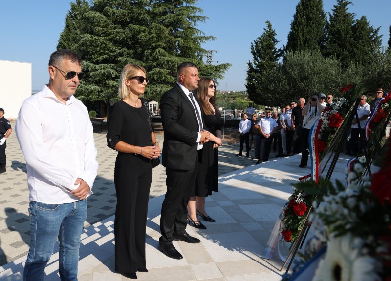 Diljem Hrvatske položeni vijenci i zapaljene svijeće povodom obljetnice Oluje