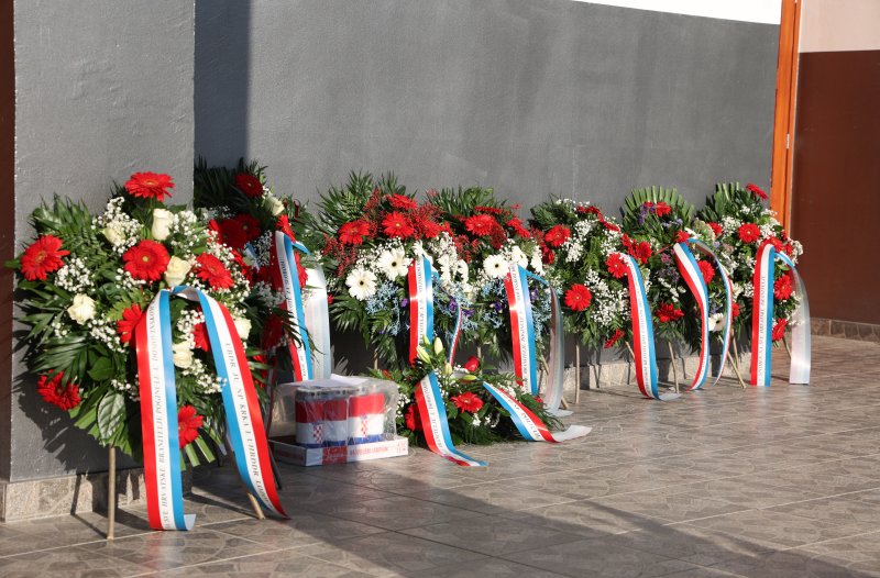 Diljem Hrvatske položeni vijenci i zapaljene svijeće povodom obljetnice Oluje