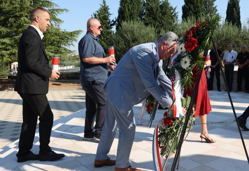 Diljem Hrvatske položeni vijenci i zapaljene svijeće povodom obljetnice Oluje