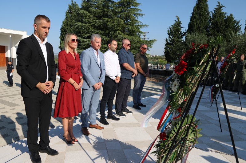 Diljem Hrvatske položeni vijenci i zapaljene svijeće povodom obljetnice Oluje
