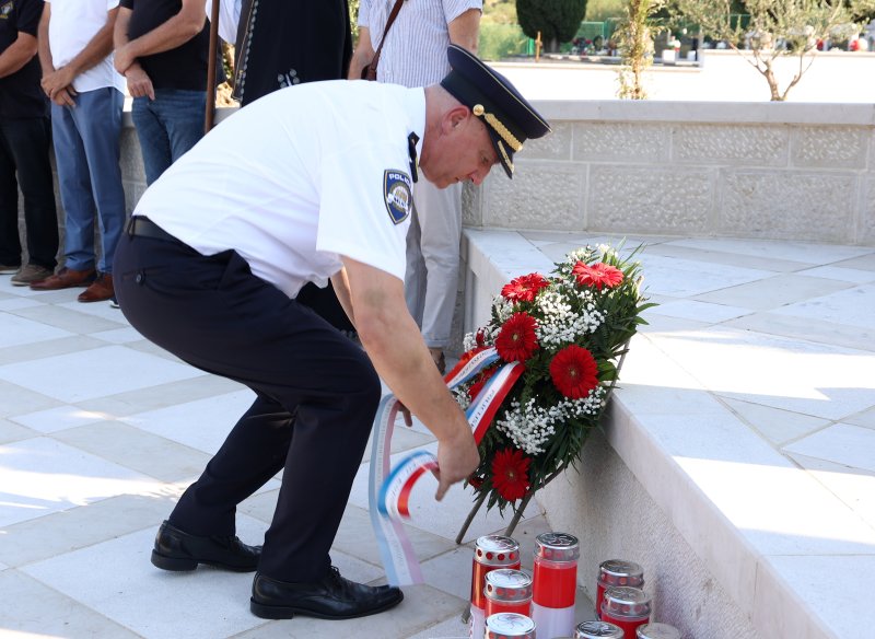Diljem Hrvatske položeni vijenci i zapaljene svijeće povodom obljetnice Oluje