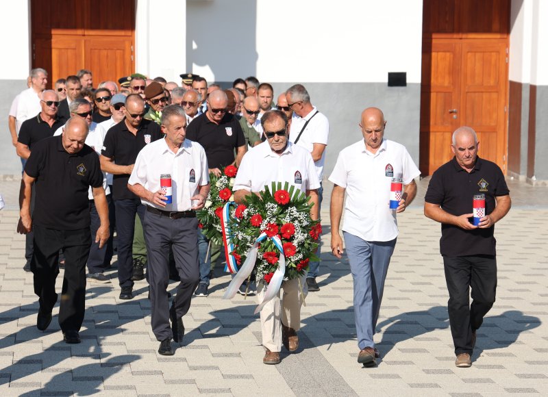 Diljem Hrvatske položeni vijenci i zapaljene svijeće povodom obljetnice Oluje