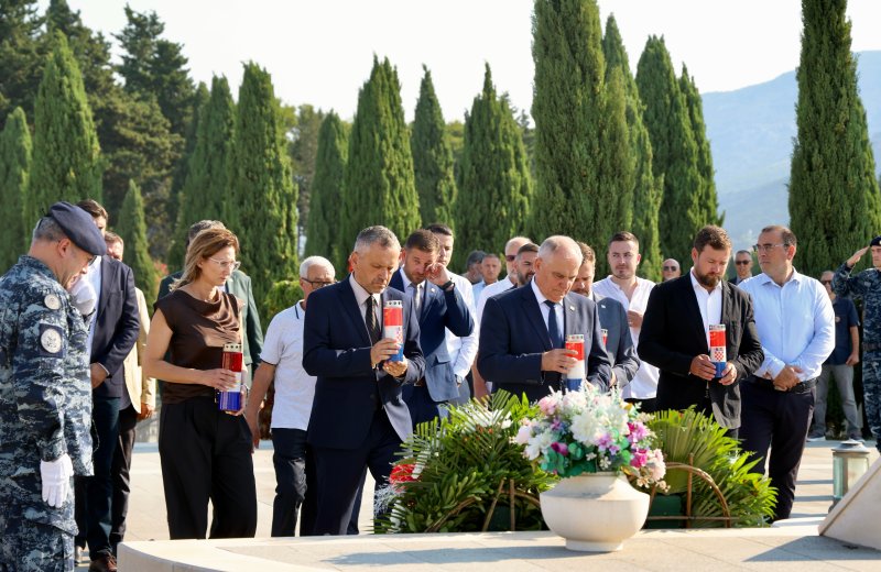 Diljem Hrvatske položeni vijenci i zapaljene svijeće povodom obljetnice Oluje