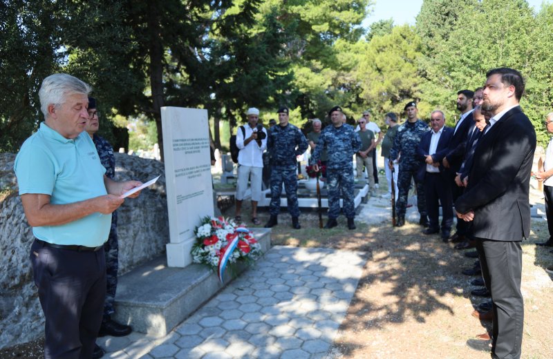 Diljem Hrvatske položeni vijenci i zapaljene svijeće povodom obljetnice Oluje