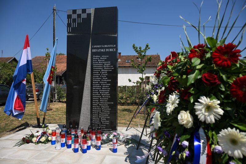 Hrvatska Dubica: Svečano otkrivanje spomen-obilježja u čast poginulim hrvatskim braniteljima
