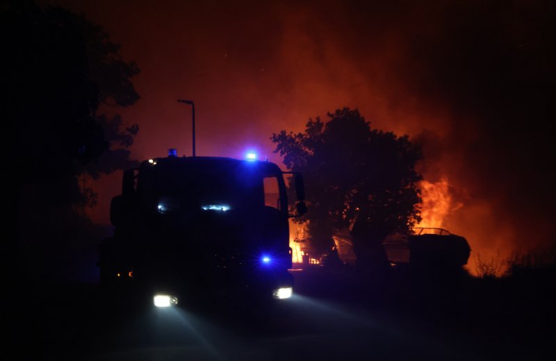 Požar kod Omiša: Zatvorena magistrala,gore automobili i brodovi