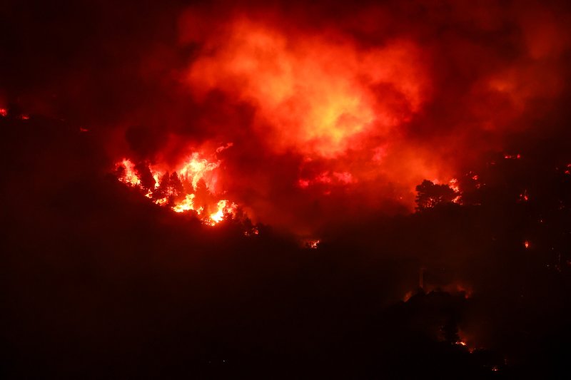 Požar kod Omiša: Evakuiran velik broj turista i mještana