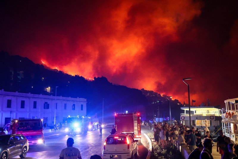 Požar kod Omiša: Evakuiran velik broj turista i mještana