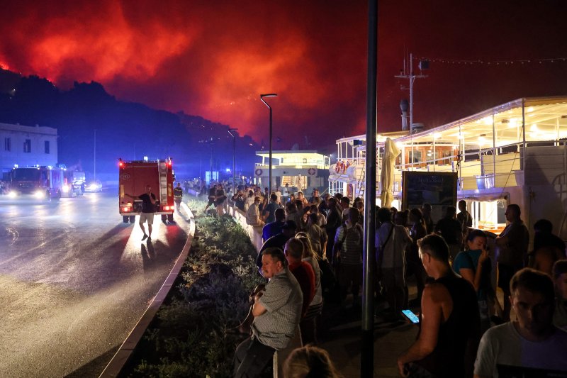 Požar kod Omiša: Evakuiran velik broj turista i mještana