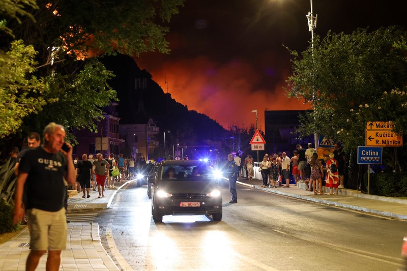 Požar kod Omiša: Evakuiran velik broj turista i mještana