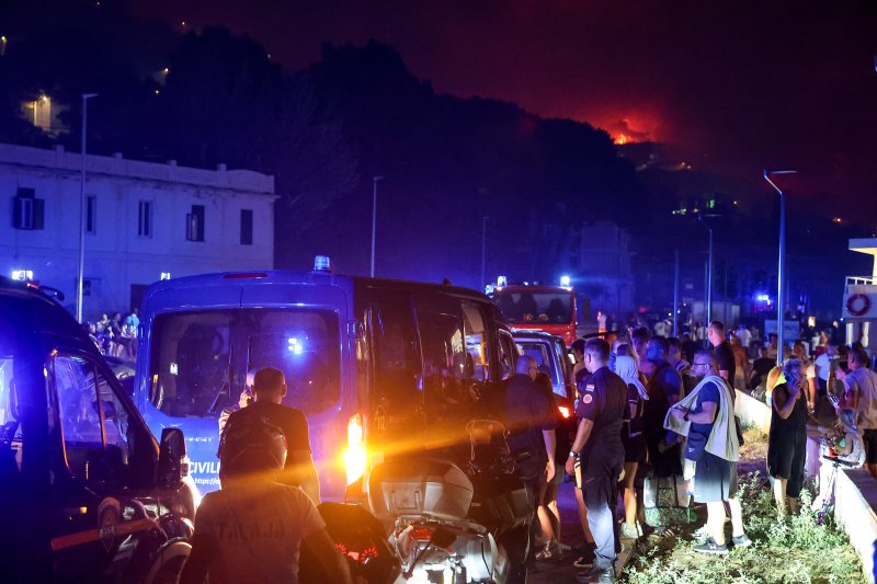 Požar kod Omiša: Evakuiran velik broj turista i mještana