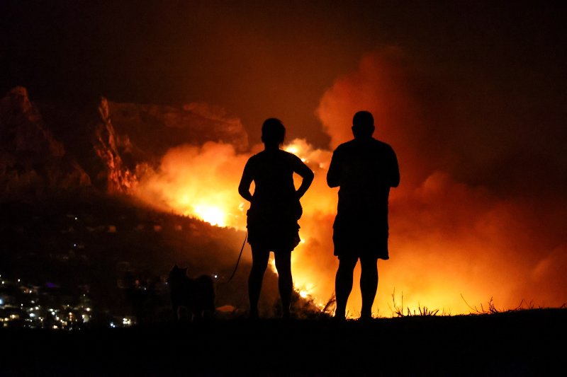 Požar kod Omiša: Evakuiran velik broj turista i mještana