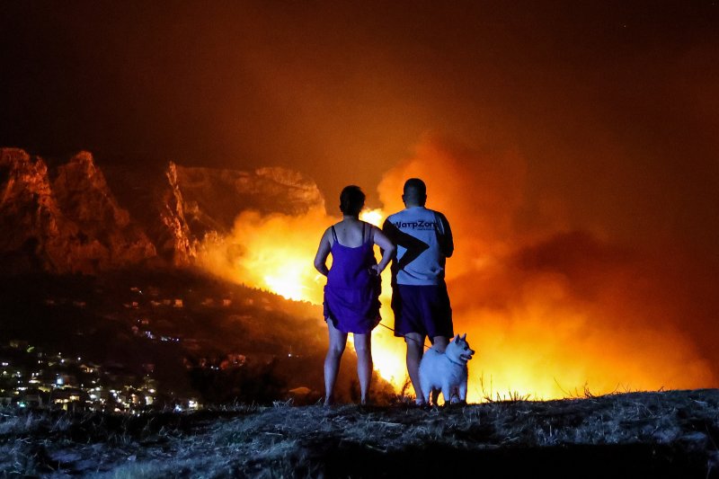 Požar kod Omiša: Evakuiran velik broj turista i mještana