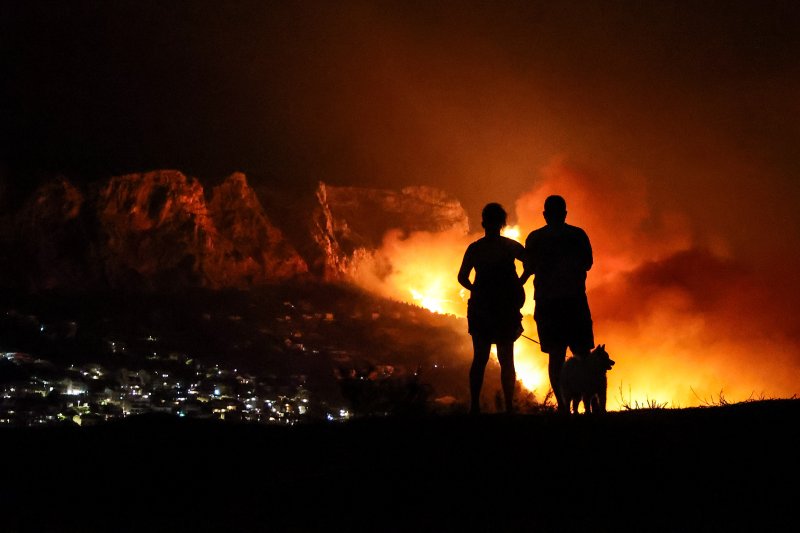 Požar kod Omiša: Evakuiran velik broj turista i mještana