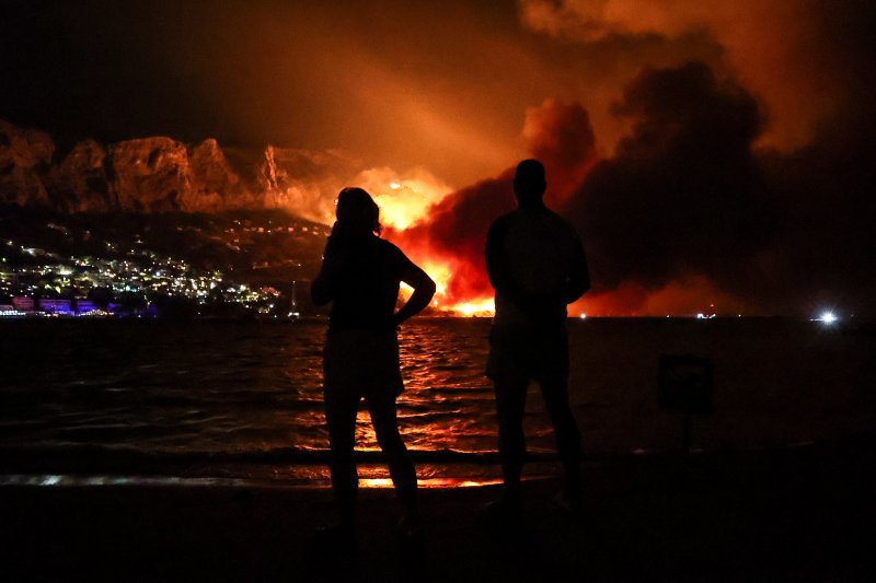 Požar kod Omiša: Evakuiran velik broj turista i mještana