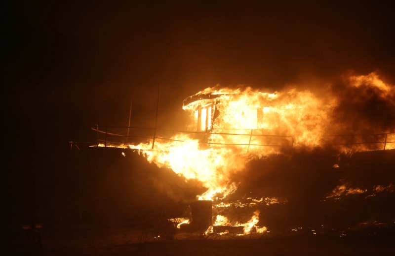 Izgorjeli su auti, brodovi i kuće...