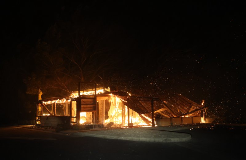 Izgorjeli su auti, brodovi i kuće...