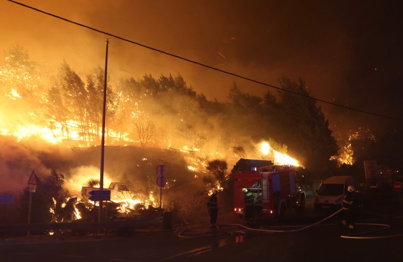 Izgorjeli su auti, brodovi i kuće...