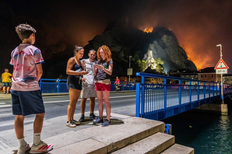 Turisti i stanovnici Omiša promatraju situaciju
