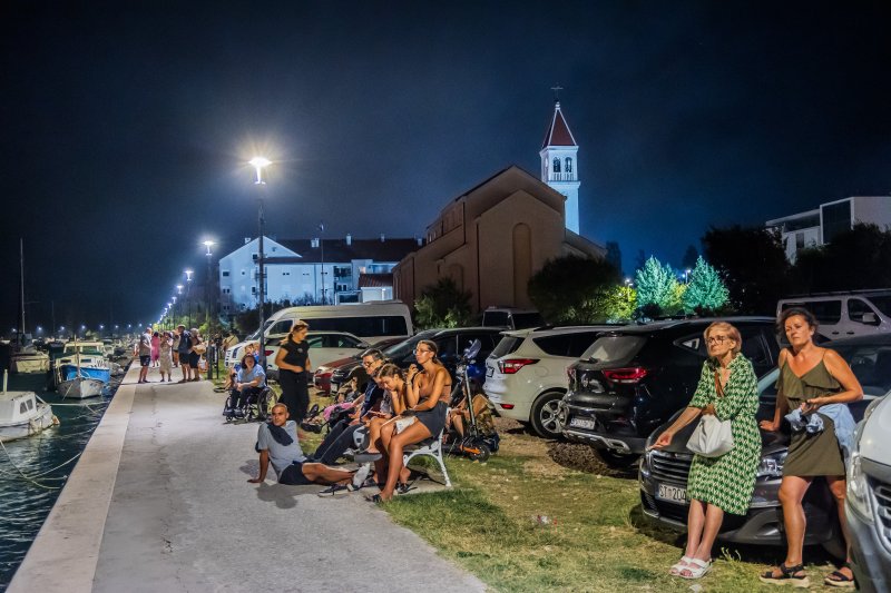Turisti i stanovnici Omiša promatraju situaciju