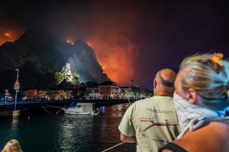 Turisti i stanovnici Omiša promatraju situaciju
