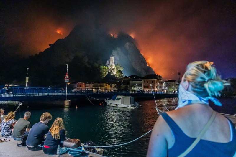Turisti i stanovnici Omiša promatraju situaciju