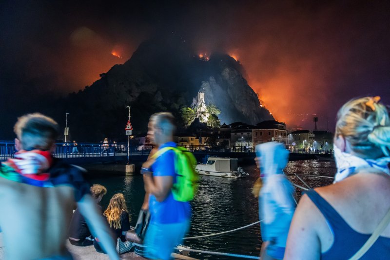 Turisti i stanovnici Omiša promatraju situaciju