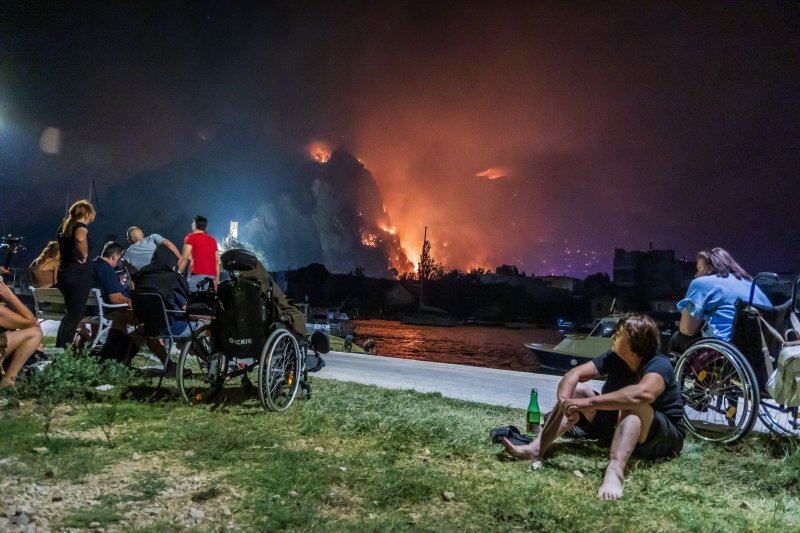Turisti i stanovnici Omiša promatraju situaciju