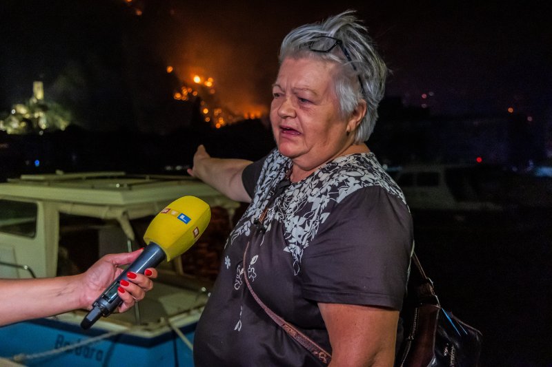 Turisti i stanovnici Omiša promatraju situaciju