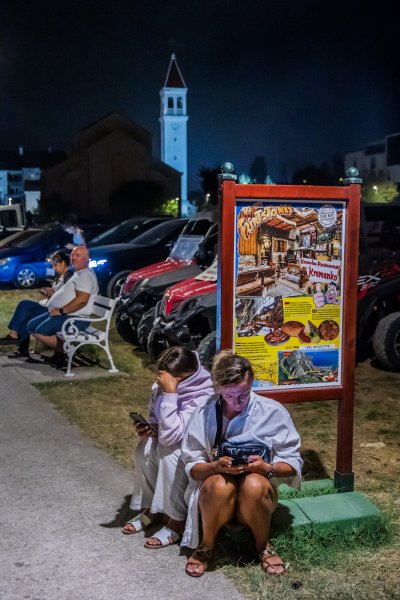 Turisti i stanovnici Omiša promatraju situaciju