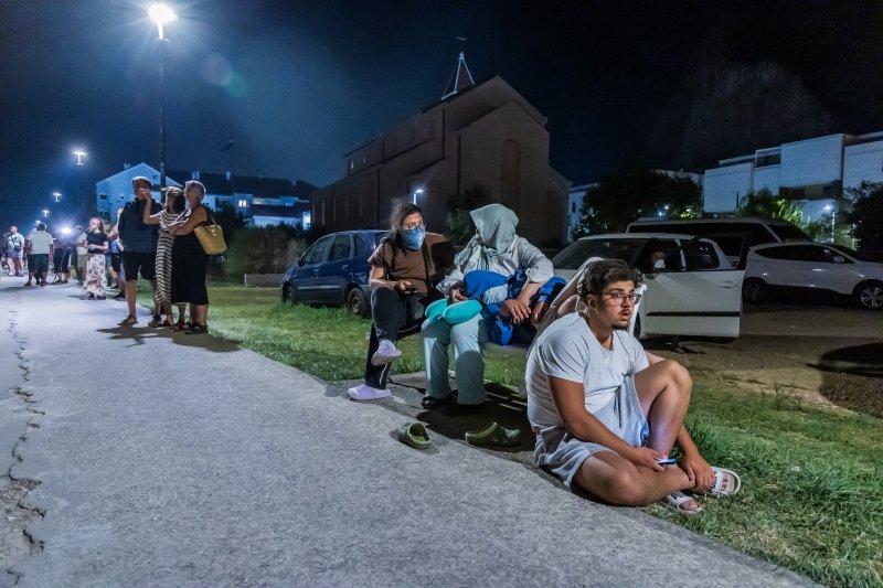 Turisti i stanovnici Omiša promatraju situaciju