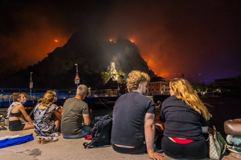 Turisti i stanovnici Omiša promatraju situaciju
