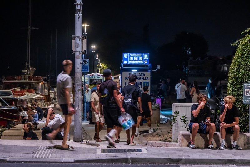 Turisti i stanovnici Omiša promatraju situaciju