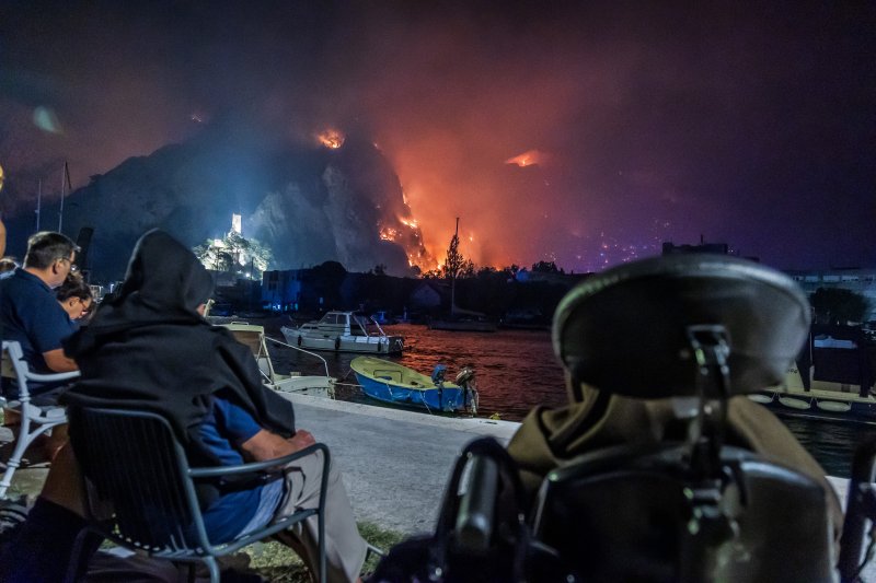 Turisti i stanovnici Omiša promatraju situaciju
