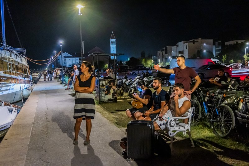 Turisti i stanovnici Omiša promatraju situaciju
