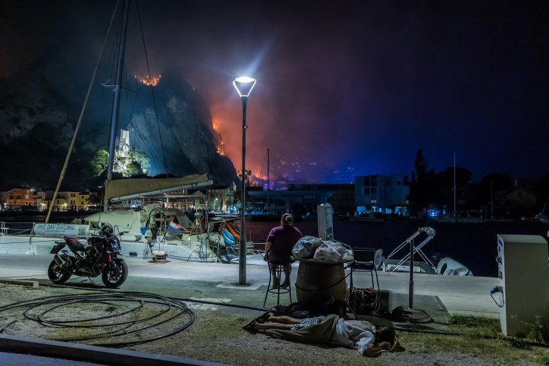 Turisti i stanovnici Omiša promatraju situaciju
