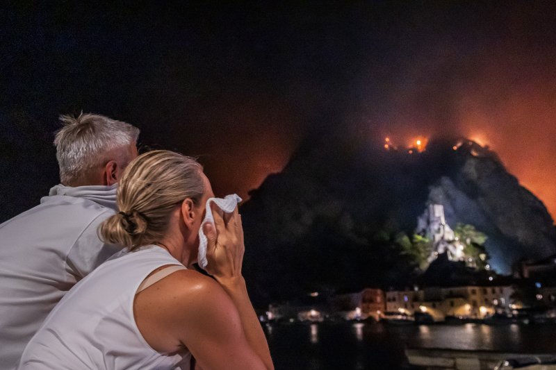 Turisti i stanovnici Omiša promatraju situaciju