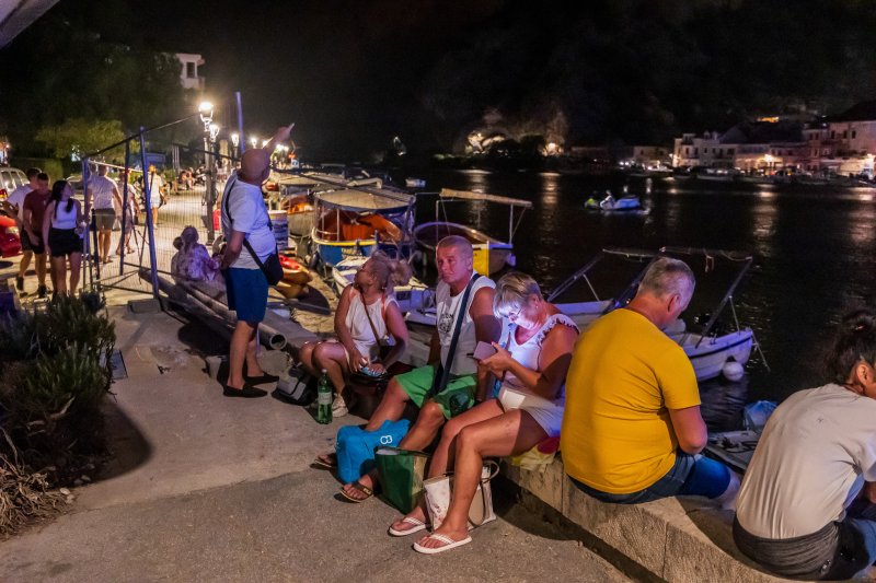 Turisti i stanovnici Omiša promatraju situaciju