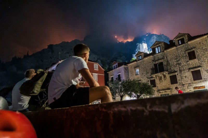 Turisti i stanovnici Omiša promatraju situaciju