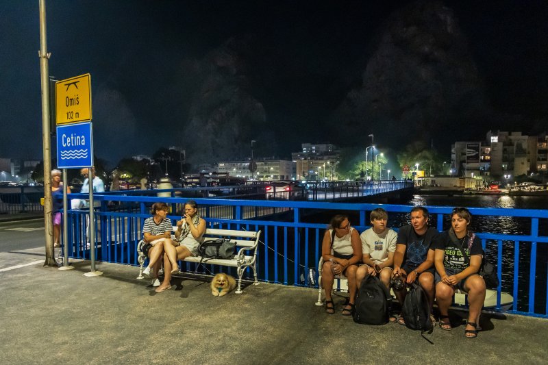 Turisti i stanovnici Omiša promatraju situaciju