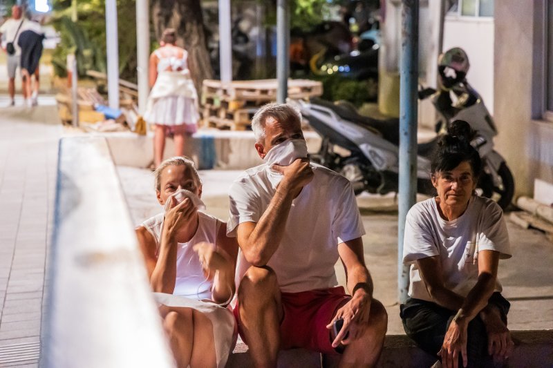 Turisti i stanovnici Omiša promatraju situaciju