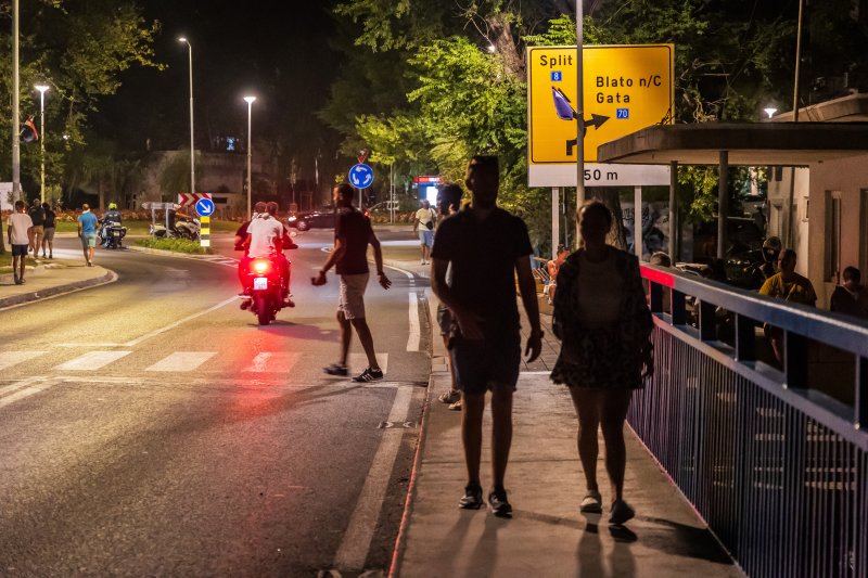 Turisti i stanovnici Omiša promatraju situaciju