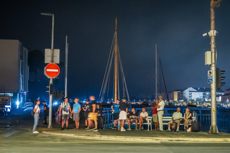Turisti i stanovnici Omiša promatraju situaciju