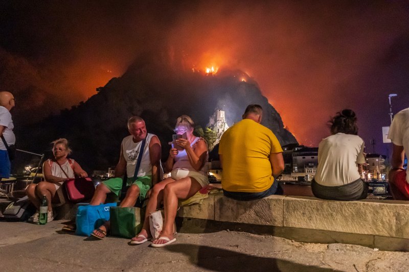 Turisti i stanovnici Omiša promatraju situaciju