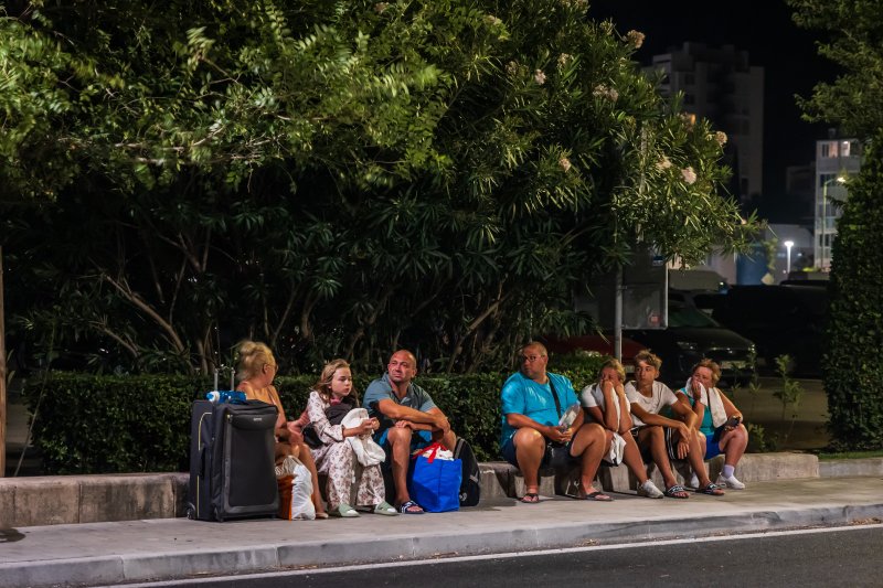Turisti i stanovnici Omiša promatraju situaciju