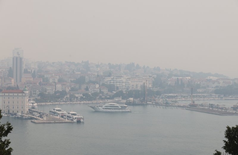 Split prekriven dimom zbog požara kod Tomislavgrada