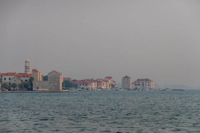 Slaba vidljivost u Kaštelima zbog velikog požara u okolici Tomislavgrada