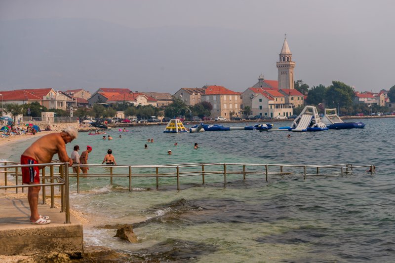 Slaba vidljivost u Kaštelima zbog velikog požara u okolici Tomislavgrada