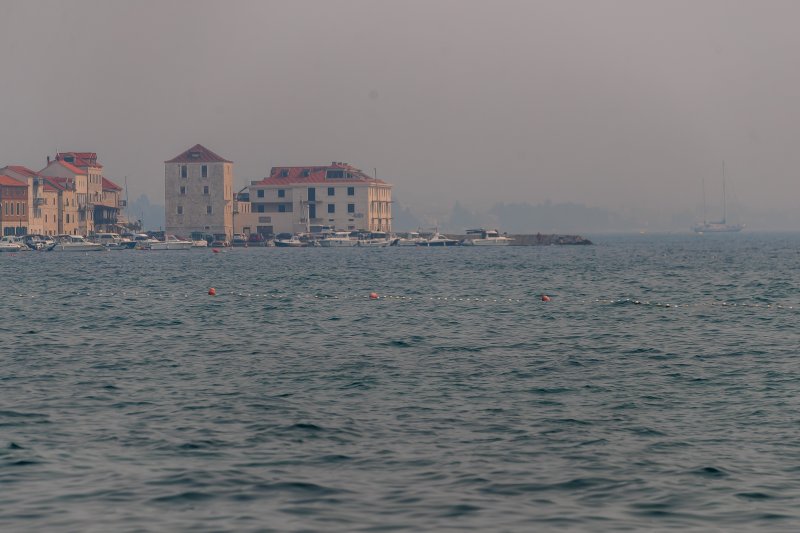 Slaba vidljivost u Kaštelima zbog velikog požara u okolici Tomislavgrada