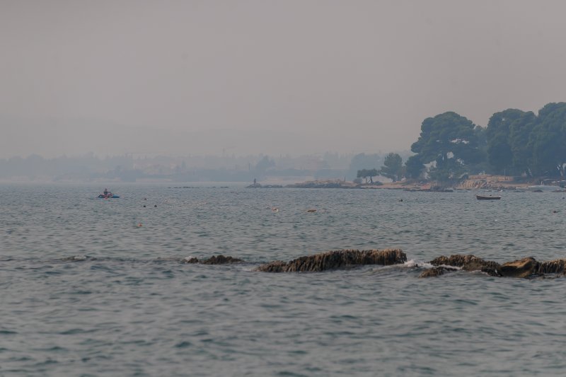 Slaba vidljivost u Kaštelima zbog velikog požara u okolici Tomislavgrada